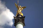 Oben steht eine vergoldete Statue der Göttin von "Nike", der Göttin des Sieges; auf ihrer Hand steht eine kleine Figur Göttin "Athene", der Göttin der Weisheit und des Friedens, aber auch des "besonnenen" Kampfes (Bild: Marikka-Laila Maisel)